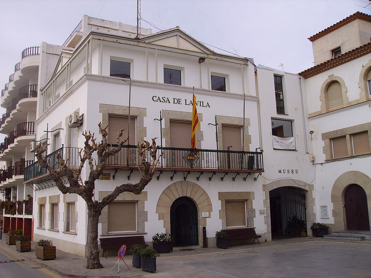 Mairie de Sant Pol de Mar avec drapeau catalan