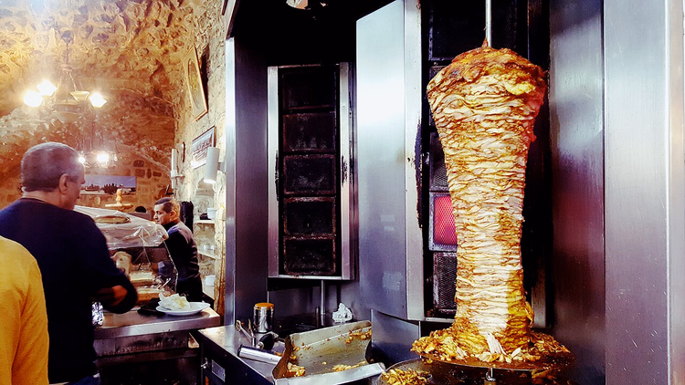 Shawarmafleisch an einem vertikalen Spieß
