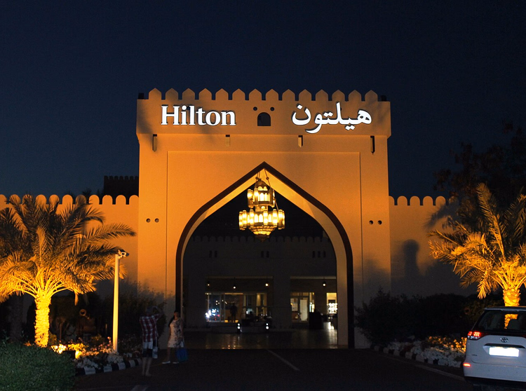 Geceleyin Hilton kale otelinin aydınlatılmış girişi