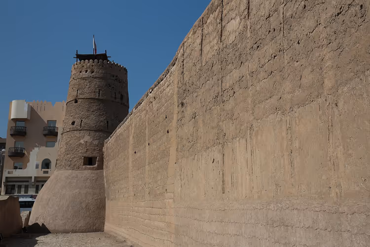 Rundt tårn og murer i Al Fahidi Fort i Dubai