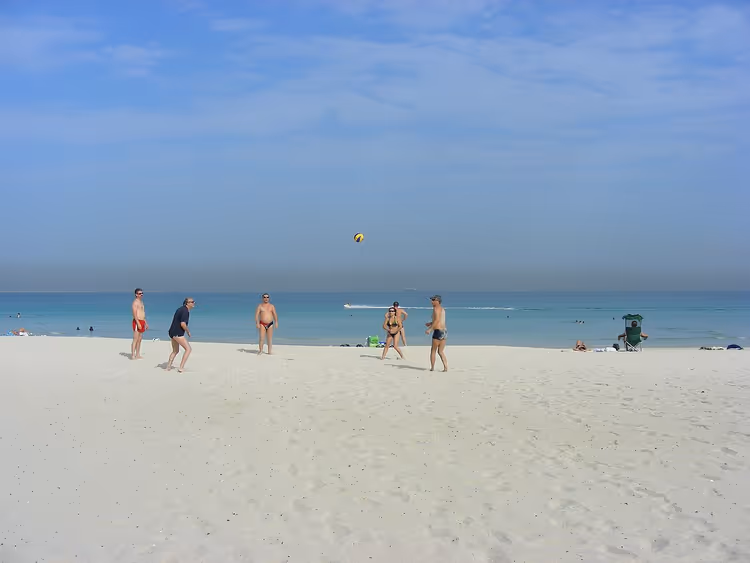 شاطئ مع لاعبي الكرة الطائرة على البحر