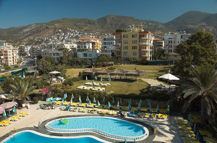Zwembaden en tuin van het Grand Zaman Garden Hotel in Alanya