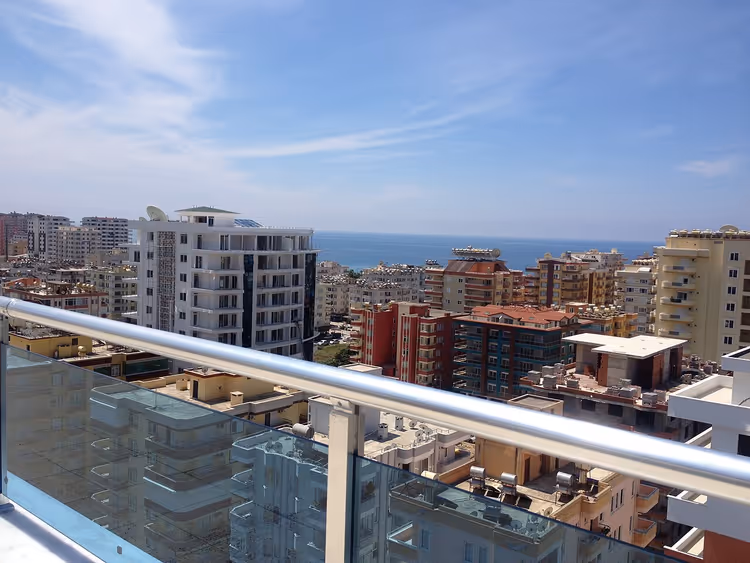 بانوراما لمحمودلار من شرفة: مبانٍ والبحر