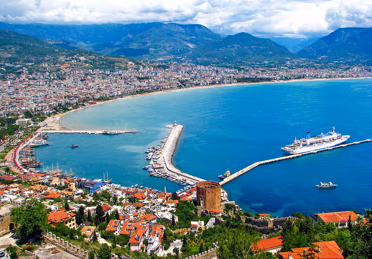 Panorama von Alanya von der Festung mit dem Roten Turm