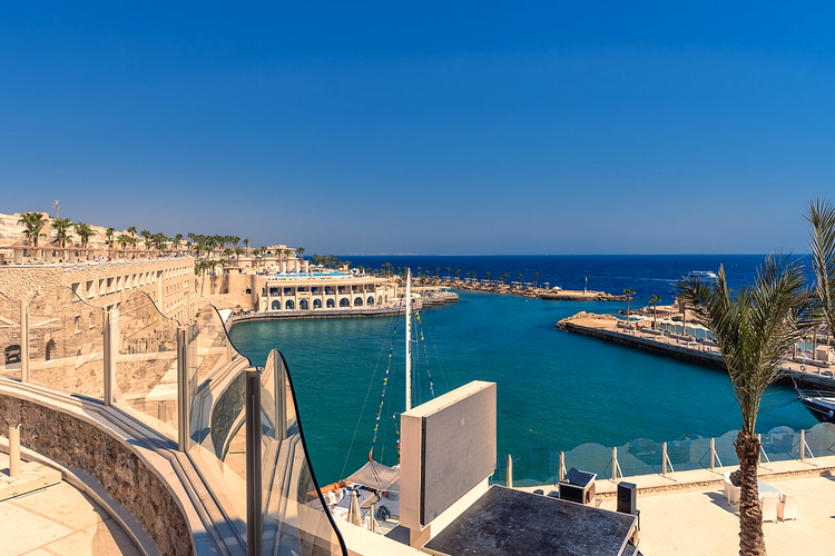 Kızıldeniz kıyısında marina üzerindeki otel binaları