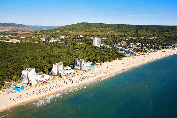 Hotels und der Strand von Albena von oben