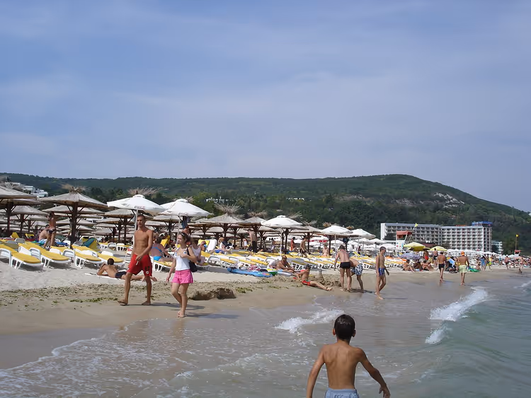 Strand i Albena med parasoller og ferierende