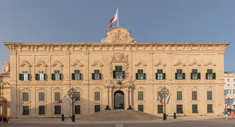 Fasaden til Auberge de Castille i Valletta med flagg på taket