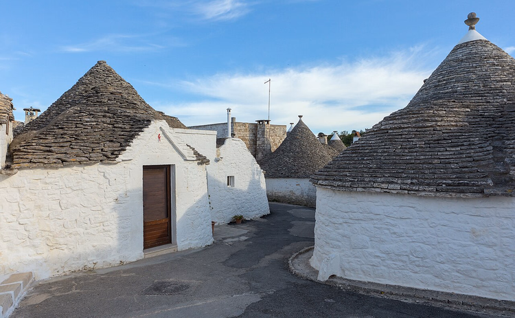 Trulli brancos com telhados de pedra em Alberobello