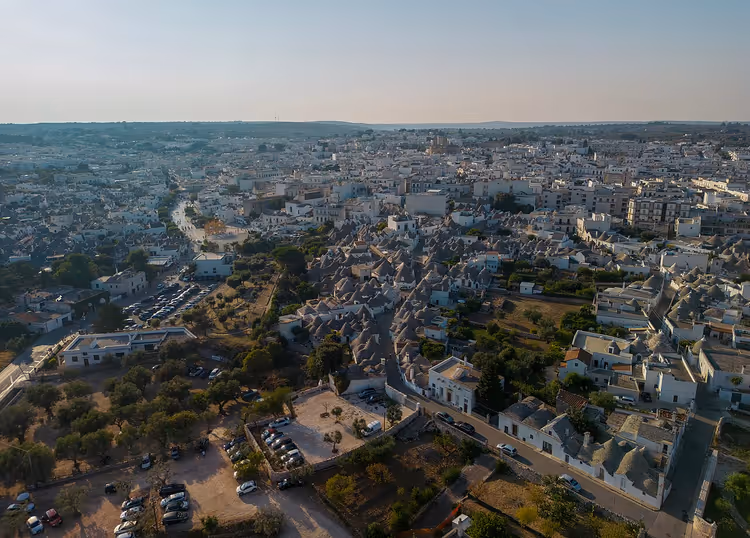 Beyaz evler ve trullilerle Alberobello'nun panoraması