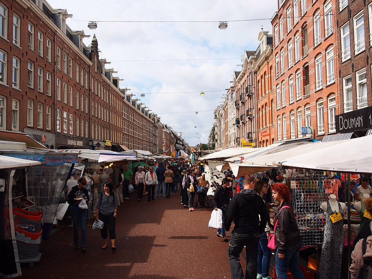 Belebte Straße auf dem Albert-Cuyp-Markt in De Pijp
