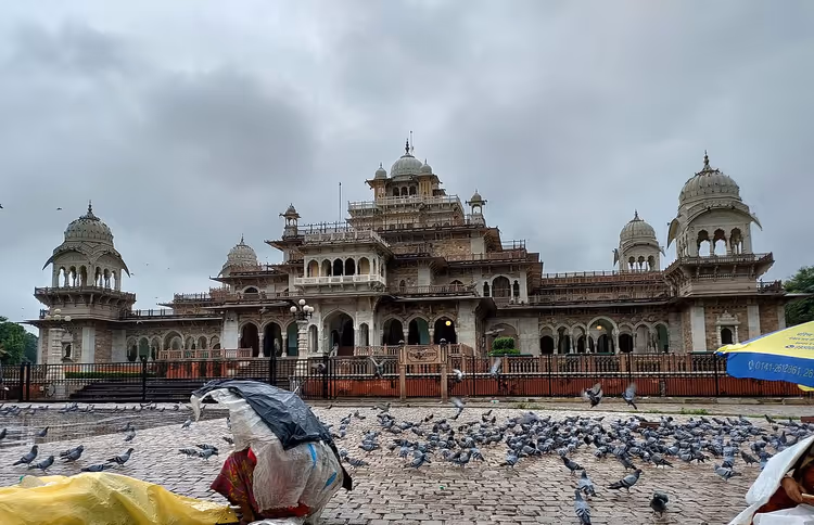 Albert Hall Museum in Jaipur unter bewölktem Himmel