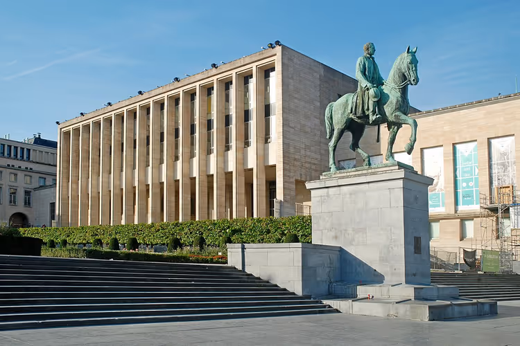 Gebouw van de Koninklijke Bibliotheek van België met ruiterstandbeeld