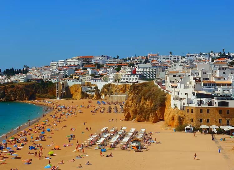 Panorama von Albufeira mit Stränden und der Altstadt