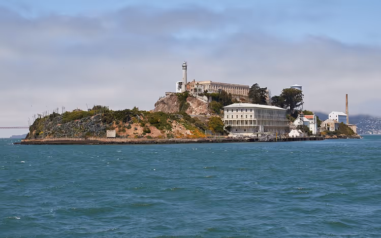 Alcatraz Island fra vannet, et kompleks av bygninger på en klippe