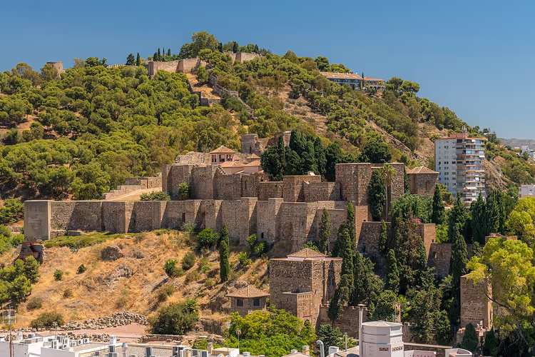 Alcazaba-festningens murer på høyden