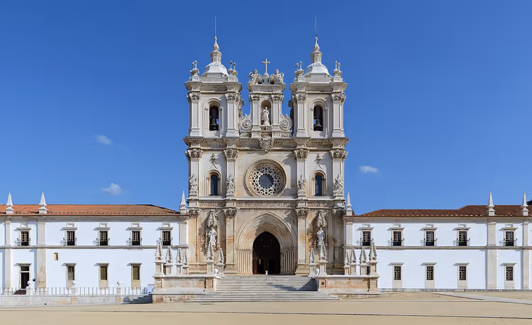 Gevel van de abdij van Alcobaça op een zonnige dag
