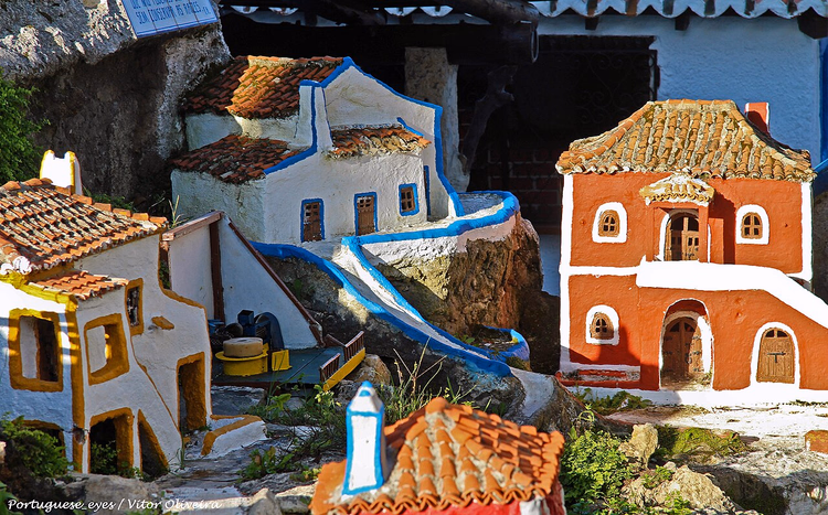 Miniatuurhuisjes van klei met pannendaken