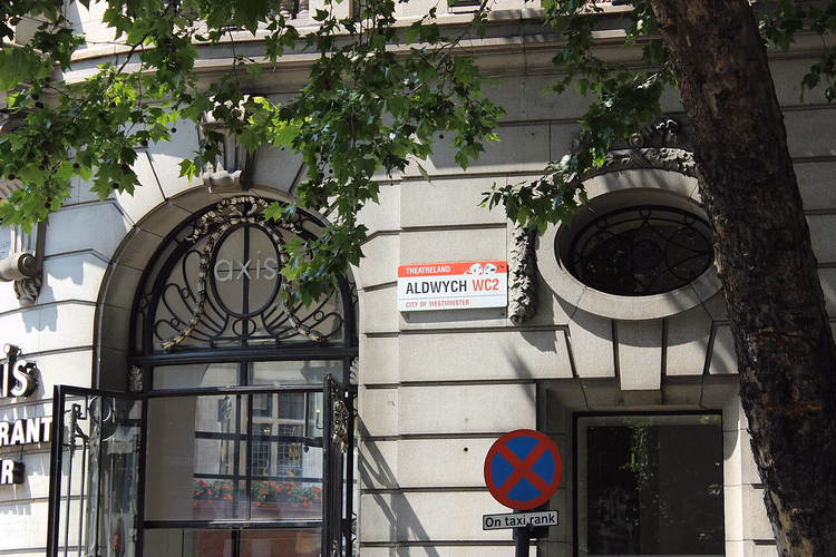 Facciata dell'One Aldwych Hotel con targa stradale
