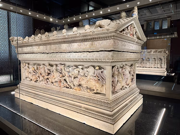 Marmor Aleksander-sarkofag med relieffer i museet