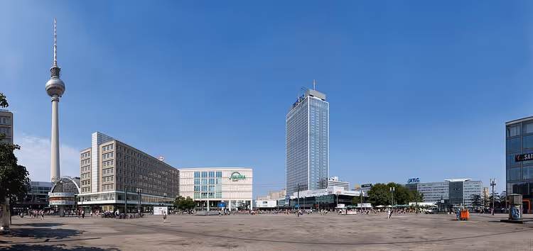 Televizyon Kulesi ve binalarla Alexanderplatz panoraması