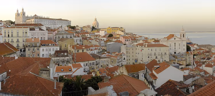 Kırmızı çatıları ve nehriyle Alfama panoraması
