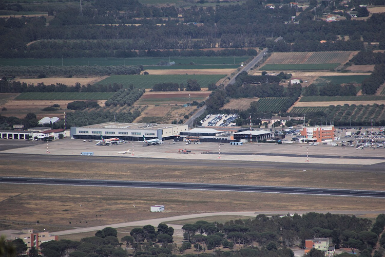 terminal e aerei dell'aeroporto di Alghero-Fertilia dall'alto