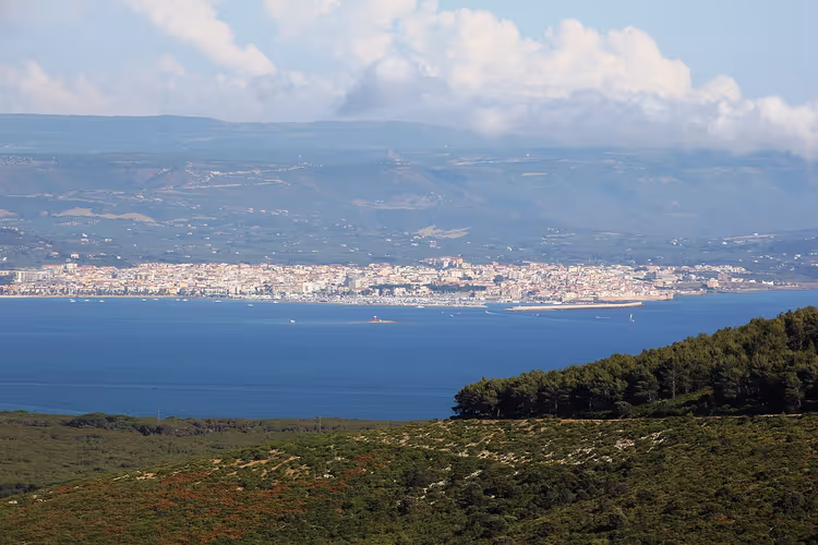 Körfez ve dağ manzarasıyla Alghero panoraması