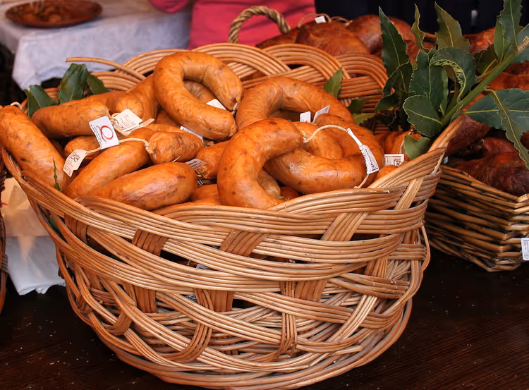 Aufgeschnittene geräucherte portugiesische Alheira-Wurst