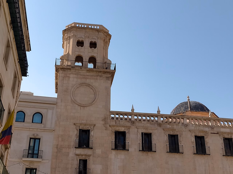 برج دار البلدية في وسط أليكانتي التاريخي