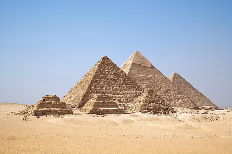 Pyramiden von Gizeh in Ägypten vor der Wüste