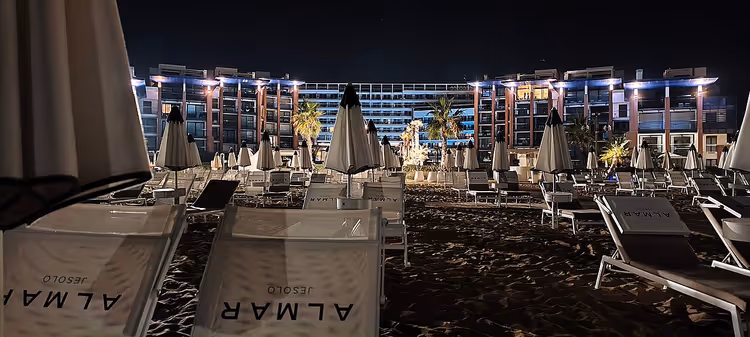 Gece plajı ve Almar Jesolo otel binası