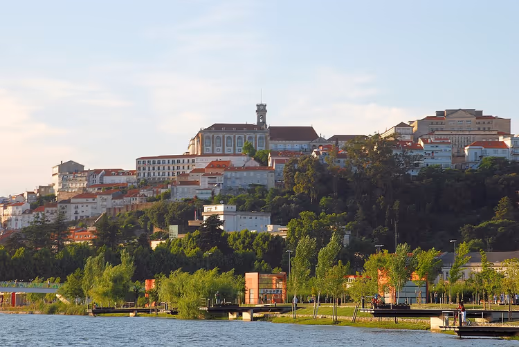 Blick auf Coimbra vom Mondego