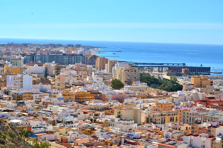 Çatılar, deniz ve limanla Almeria panoraması