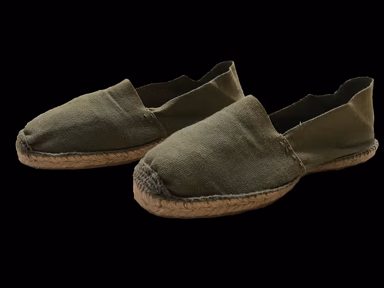 Espadriller i olivfärgat tyg med jutesulor