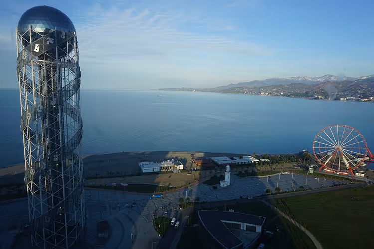 Alphabet Tower i Batumi ved sjøen