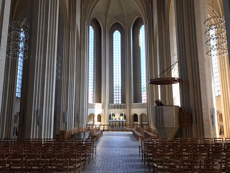 Interiør i Grundtvigs kirke med alter og søyler