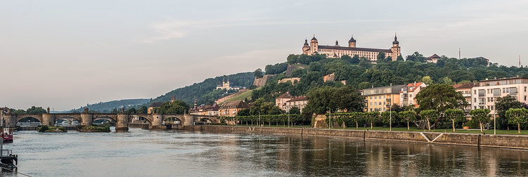 Main Nehri ve Eski Köprü'nün üzerindeki Marienberg Kalesi