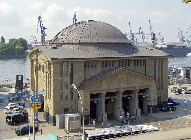 Inngangsbygget til den gamle Elbetunnelen i Hamburg