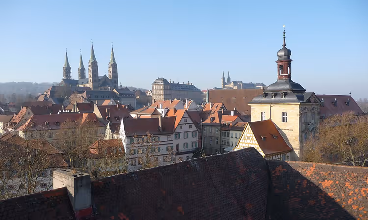 Panorama van het oude Bamberg met pannendaken en kerken