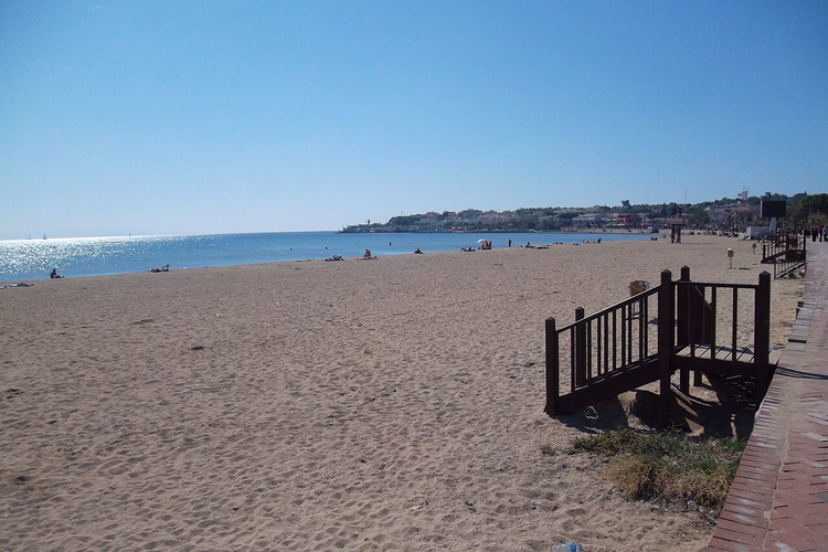 Breed zandstrand van Altinkum Beach op een zonnige dag