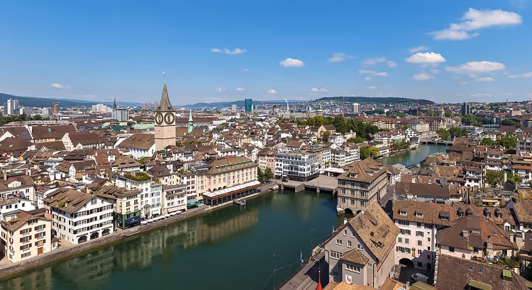 Limmat Nehri ile Zürih'in eski kentinin panoraması