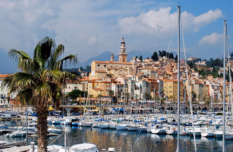 Panorama van het oude Menton met haven en palmboom
