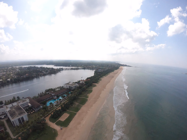 La larga playa de Bentota entre el río y el océano desde arriba