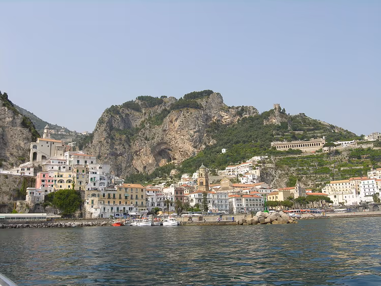 Panorama d'Amalfi depuis la mer face aux falaises