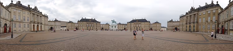 Panorama av Amalienborg plass med palasser og statue