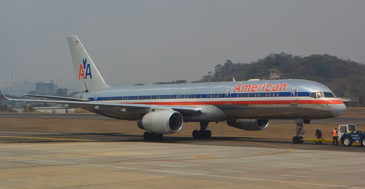 Самолёт American Airlines Boeing 757 на перроне Тонконтина