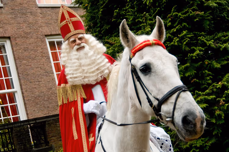Saint-Nicolas à cheval sur un cheval blanc