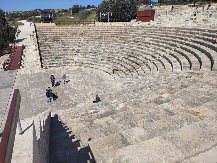 Taş oturma sıralarıyla Kourion'un antik amfitiyatrosu