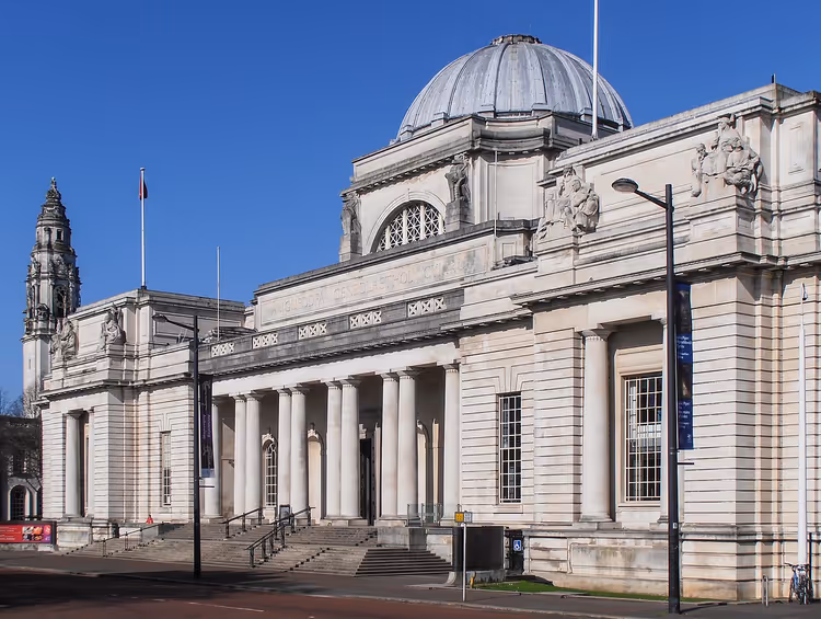 Klassisk fasade på National Museum Cardiff med kuppel